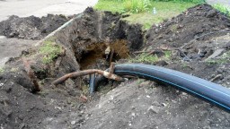 ГНБ прокол под газоном, Саранск, заводская территория, затягивание второй трубы в пилотную скважину